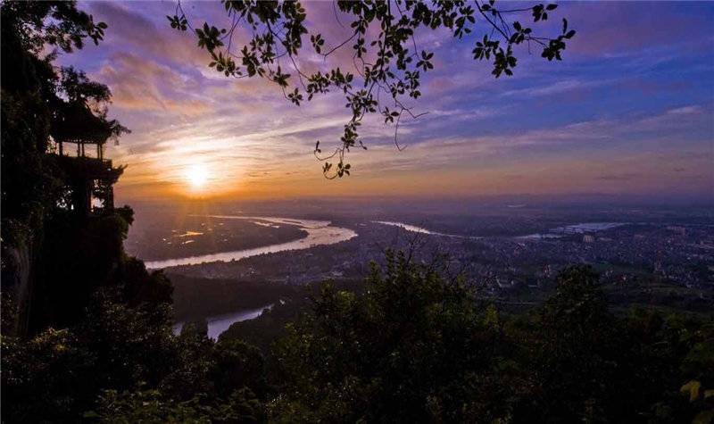 贵港 桂平西山 龙华寺是西山风景区内的精华地带,也是游客来此参观